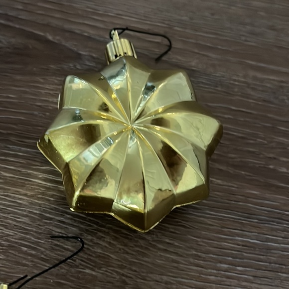 5 Gold Plastic Christmas Ornaments With Their Hooks - Picture 2 of 5